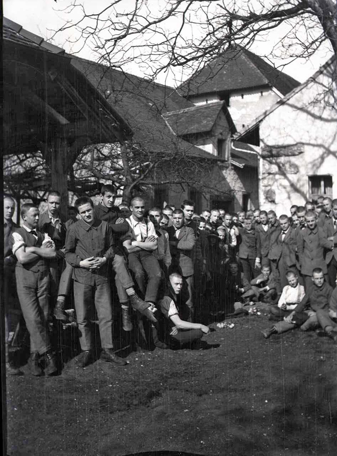 Das Bild zeigt eine grosse Gruppe von Zöglingen auf der Hochwacht der Festung Aarburg um 1920/25.