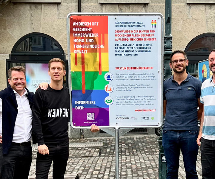 I soci di Network Zurigo con il loro manifesto alla Hirschenplatz (Fonte: Network).