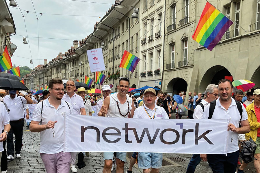 Die inzwischen nasse Delegation von network an der Bern Pride (Bild: network Bern)