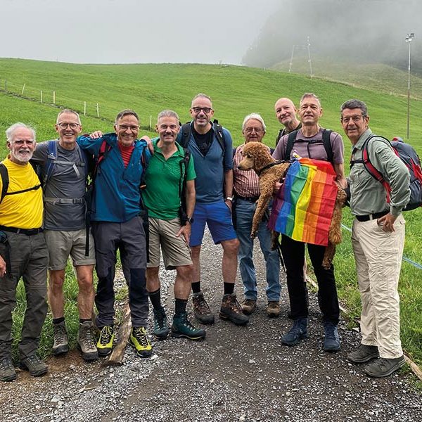 Beste Stimmung trotz Nebel: die Networker beim Wandern in der Zentralschweiz (Bild: Pink Alpine)