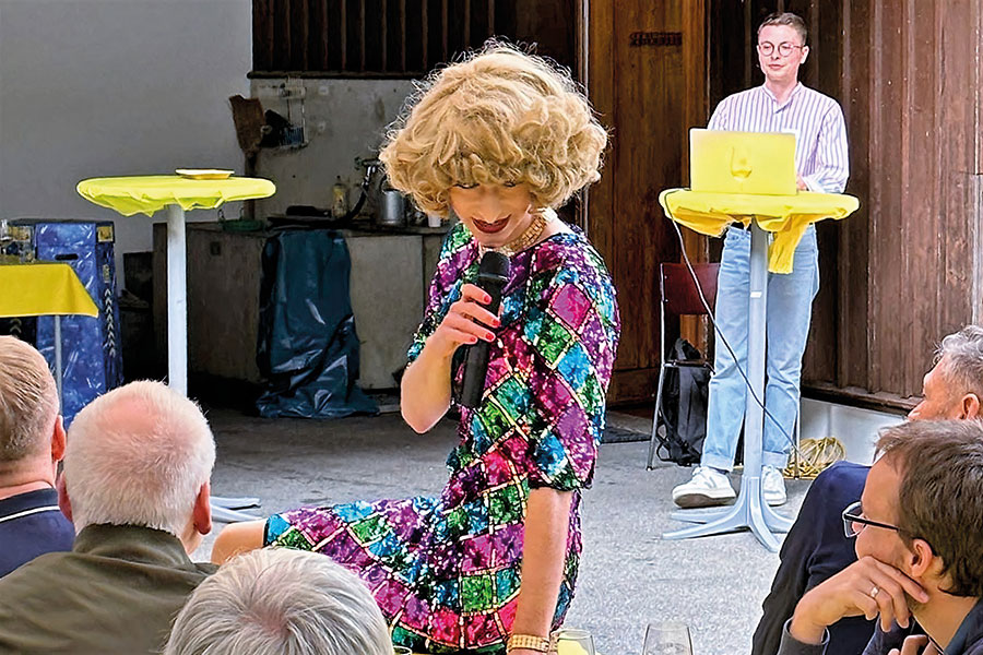 Show di Mona Gamie con effetto lustrini nel Forsthaus (Foto: network Zurigo)