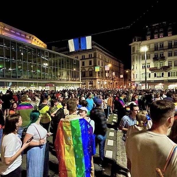 La città piena di luci e colori: il Pride di Lucerna ha visto sfilare circa 1000 partecipanti. (Fonte delle immagini: instagram.com/enielanshur)