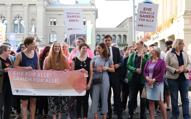 Il 30 agosto l’Organizzazione svizzera delle lesbiche (LOS) e la Federazione Famiglie Arcobaleno hanno organizzato una protesta davanti al Palazzo federale a Berna per l’accesso alla donazione di sperma.